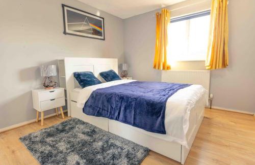 Andover House | House - Sleeps 8 - Pet friendly - Garden - Parking