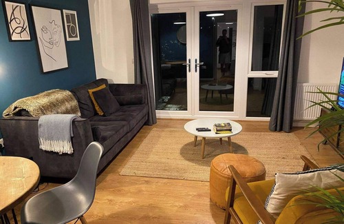 Newark upon Trent House | House-Sleeps3-Parking-Garden-PetFriendly