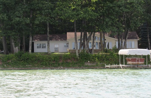 Higgins Lake House | House with 125' Higgins Lake frontage