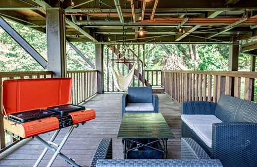 Shimotaga House | House with a large terrace and a natural hot spring rock bath/Atami Shizuoka