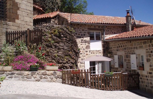 Arlempdes Apartment | House with apparent rock
