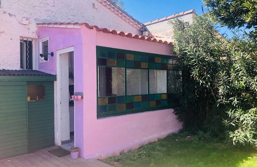 Tamaris Villa | House with converted attic and studio, in wooded garden 200 m from the sea.
