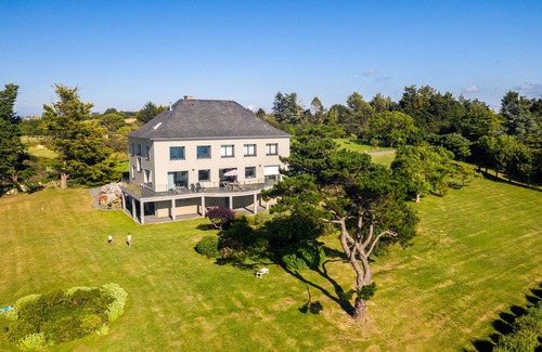 Saint-Cast-le-Guildo House | House with breathtaking view on the sea at 100m, large garden with tennis court.