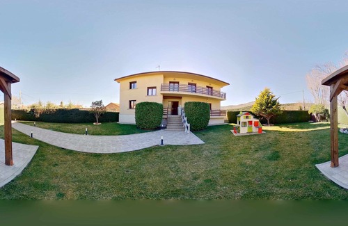 Zarzalejo House | House with living-dining room with fireplace, fully equipped kitchen, bathroom for disabled people.