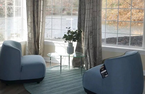 Columbia House | House with stunning lake views