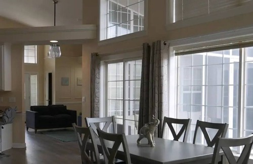 Columbia House | House with stunning lake views