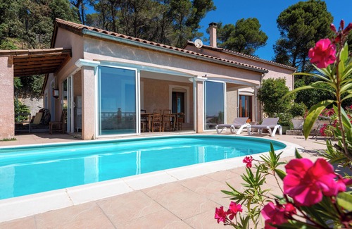 Ledenon House | House with swimming pool and beautiful view