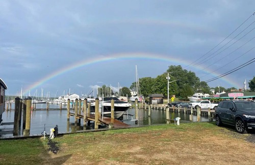 Solomons Boat Rental | Houseboat on Solomons Island