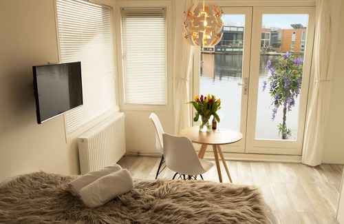 Hoofddorppleinbuurt Boat Rental | Houseboat - wake up with great view!