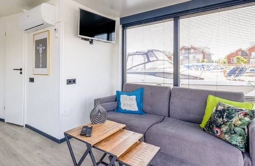 Municipality of Uitgeest Boat Rental | Houseboat with air conditioning and lake view