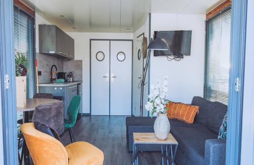 Municipality of Uitgeest Boat Rental | Houseboat with air conditioning and lake view