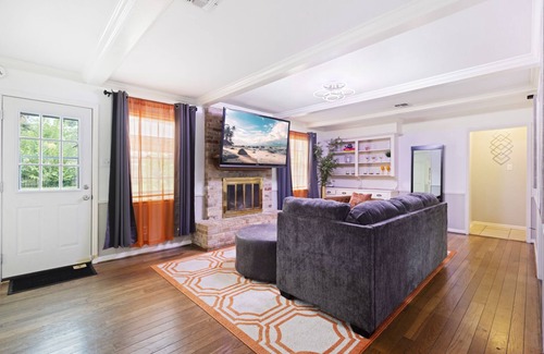Ponderosa Forest House | Houston Escape w/Movie Room, Game Fun & Hot Tub , 15 Min IAH