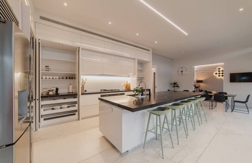Fendalton House | How the 1% Live - Waiwetu St Sleeps 15