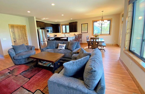 Red Lodge House | HuckleBeary Hideaway- 4 Bed/2Bath Mountain Home with Hot Tub and Spectacular Mountain Views