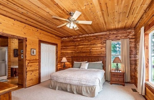 Eureka Springs Cabin | Huckleberry Ridge Log Cabin in Eureka Springs