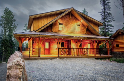 Golden House | Huge, 2017 built home with 2 Master Bedrooms. Perfect for Large Groups up to 18