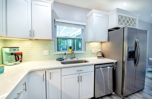 South Pinellas Community Council House | Huge 5BR+3BA Home with massive POOL. Poolside Cabana, Firepit. Sleeps 16