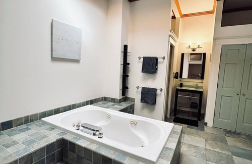 Fairfield Apartment | Huge apartment and rooftop patio. The best place in Fairfield to stay as a group