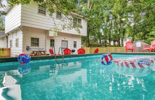 Leinkauf House | Huge Deck & Pool! Near Downtown - Modern Cottage