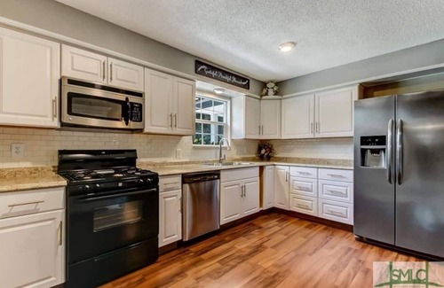 Savannah House | Huge, Family-Friendly Home. 10-Mins to Downtown! Giant TV's, sweet back porch!