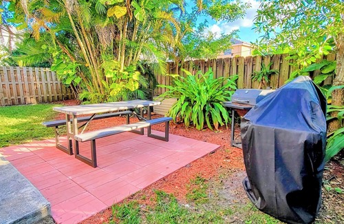 Pembroke Pines House | Huge Gated 5⭐Private Home Sleeps 21+ FREE RENTAL CAR +WATERSPORTS🌊 +WiFi +More!