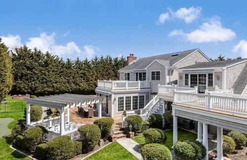 Menantic Creek House | Huge Island Getaway Pool Hot Tub Walk To Beach