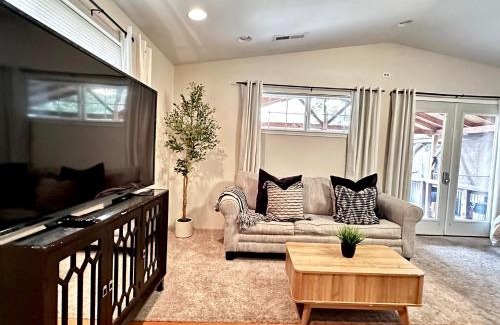 Medford House | Huge Master Suite Apt -fire Pit-gazebo- Cul De Sac