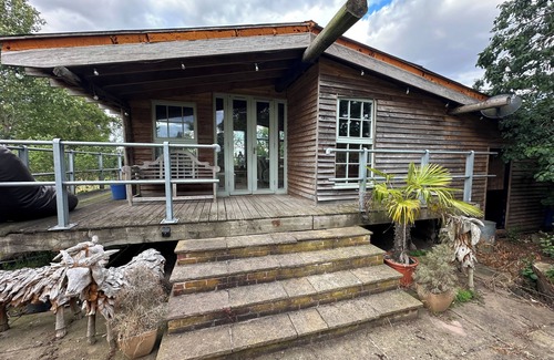 East Drayton Cabin | Huge open plan Log Cabin in Weston, Newark hot tub WiFi wood stove pets parking