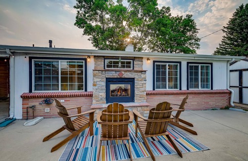 Alta Vista Area House | Huge & Stylish 5bd3ba Close to Denver & Boulder! Dog friendly!