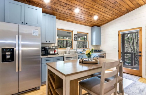 Ellijay Cabin | Huge yard | Pool Table | Hot Tub