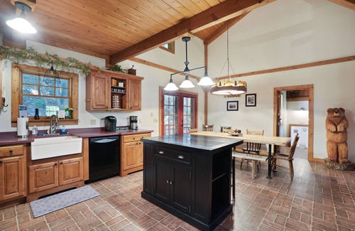 Rockbridge Cabin | Hummingbird Lodge at Big Pine Retreat