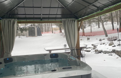 Stroudsburg House | Hummingbird Paradise in Pocono, hot tub,sauna,close to vineyards and ski resort