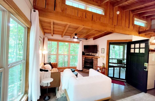 Monteagle Cabin | Hummingbird Treehouse w/Hot Tub & Firepit