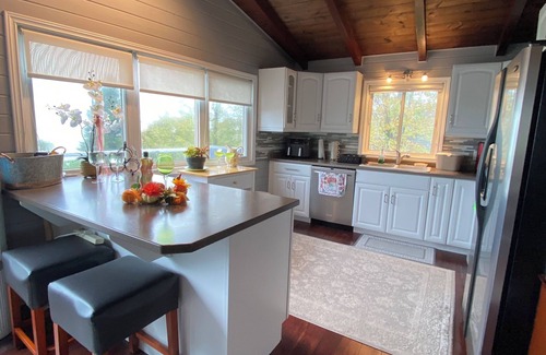 Ashfield-Colborne-Wawanosh Cottage | Huron waterfront cottage 8bed/4bath 20+guests/Hotub/2pets/outshower/beach.