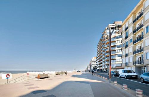 Knokke Apartment | Huswell - Beautiful and spacious studio with side seaview