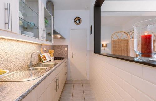 Knokke Apartment | Huswell - Beautiful and spacious studio with side seaview