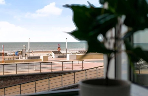 Mariakerke Apartment | Huswell - Refurbished apartment with sea view
