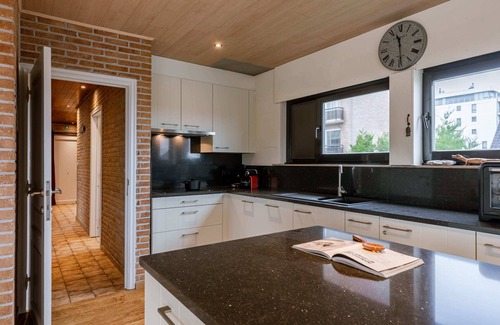 Raversijde Apartment | Huswell - Sunny & Stylish Beachside Retreat