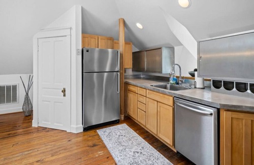 Hyde Park Apartment | Hyde Park 2BR/2BA Penthouse with Private Patio