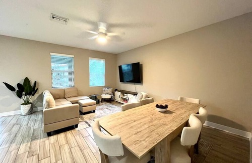 North Hyde Park House | Hyde Park Hideaway Spacious 5 Bedroom 3 Bath