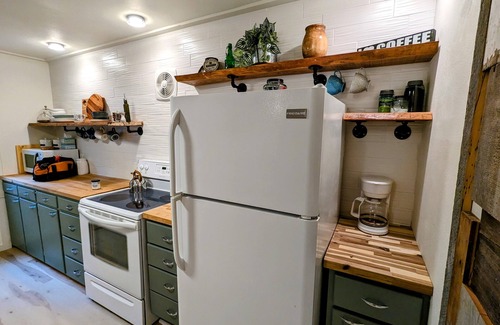 Lynxville House | Hygge Hideaway. Pet friendly, cozy retreat & 3 minute walk to the river!