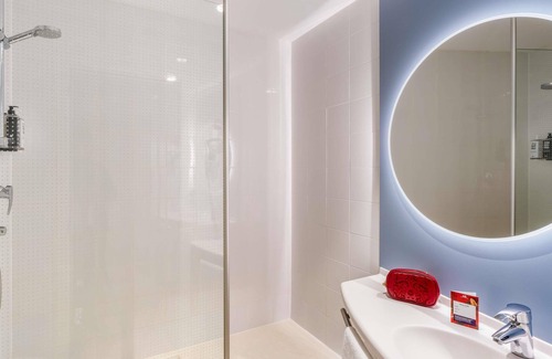 El Parc i la Llacuna del Poblenou Hotel | ibis Barcelona Glories 22