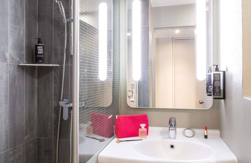 Saint-Vincent-de-Paul Hotel | ibis Paris Gare du Nord la Fayette 10ème