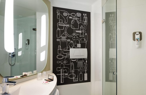 Clichy Hotel | ibis Paris Porte de Clichy Centre