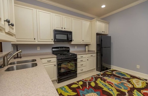 Macon House | "Icing on the Lake" Hot Tub, Theater, Gym, Fire Pit, Lily pad, Pool table!