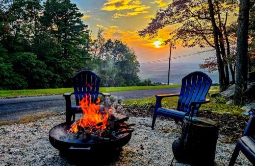Kabletown Ski Chalet | Iconic Chalet with Sauna, Hot Tub, Fire Pit, Plunge