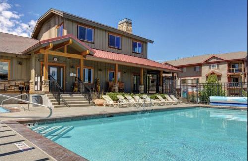 Bear Hollow Village Apartment | Iconic Location, Sleeps 11, Short drive to Ski and Bike Access, Private Hot Tub, View of Olympic Park