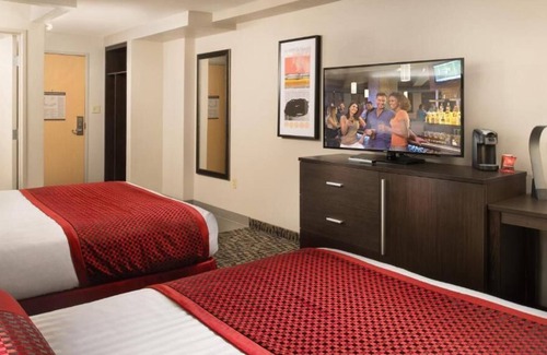 Gateway District House | Iconic of Las Vegas! 3 Modern Units, Game Room, 2 Pools, Casino, FREE Parking!