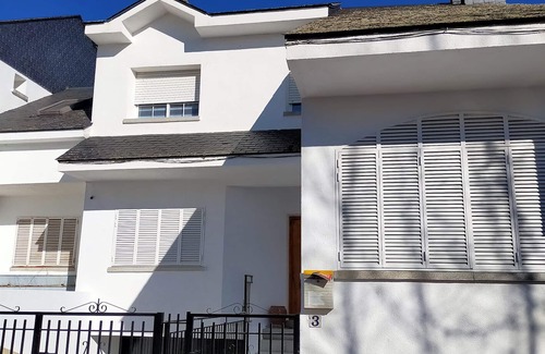 San Martin de Valdeiglesias House | Ideal for family and friends near the reservoir of San Juan, barbecue, terrace, etc.