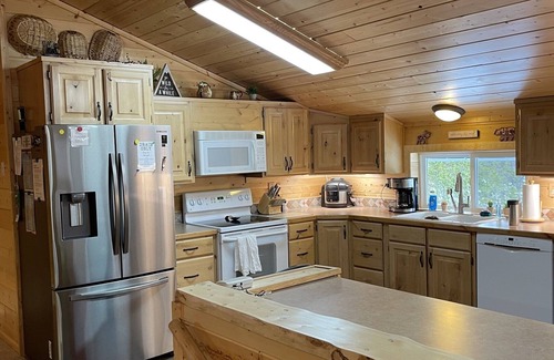 Island Park Cabin | Ideal for Adventure Seekers Huge garage! Sleeps 9 Close To Yellowstone